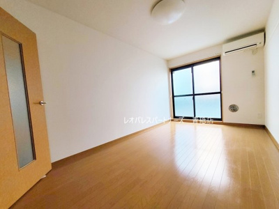 【居間・リビング】 | サニープレイス | 参考写真：家具家電はついておりません。
1Fはフローリング、2Fはカーペットです。