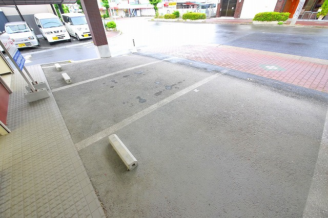 西木辻町坂本店舗の駐車場