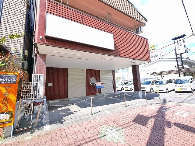 西木辻町坂本店舗の駐車場