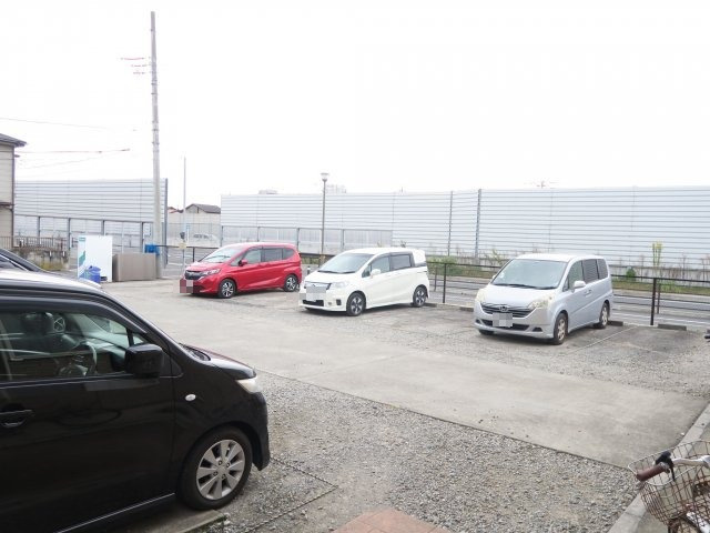 ラ・プランタン クールの駐車場