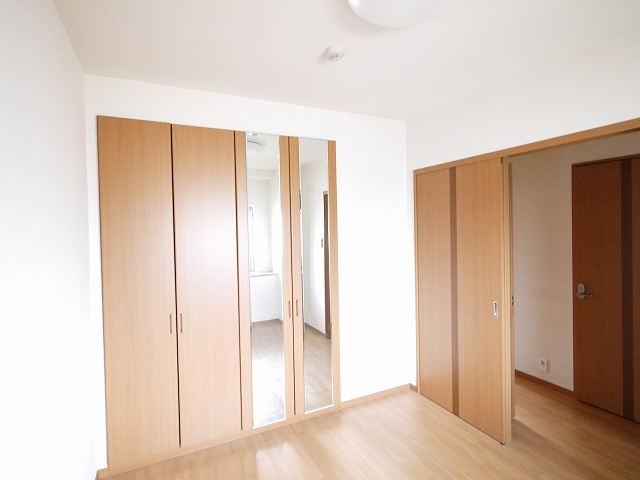 レーベン　ＡＺＵＫＩの洋室|広々とした洋室です