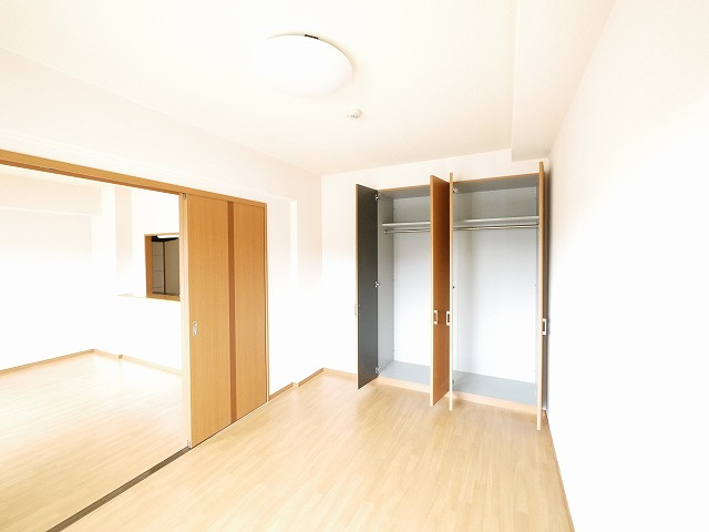 レーベン　ＡＺＵＫＩの洋室|個人の部屋や寝室として使える洋室です