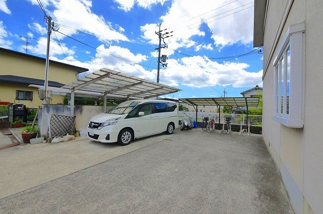 タウンコート西Bの駐車場|車をお持ちの方に嬉しい駐車場付きの物件です