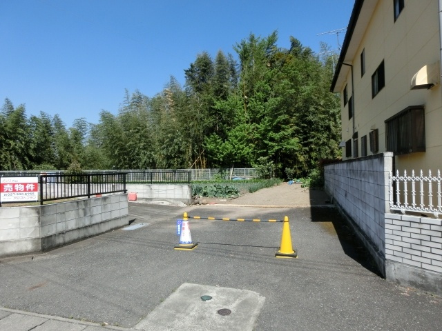 富岡市中高瀬売土地　64.35坪の前面道路含む現地写真