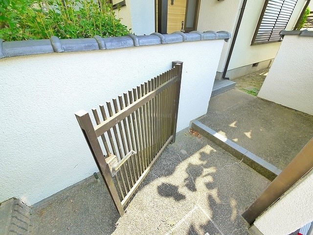 南加茂台戸建のエントランス