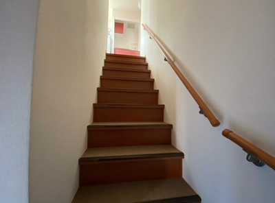 【内装】 | メープル | ２階のお部屋の階段になります。