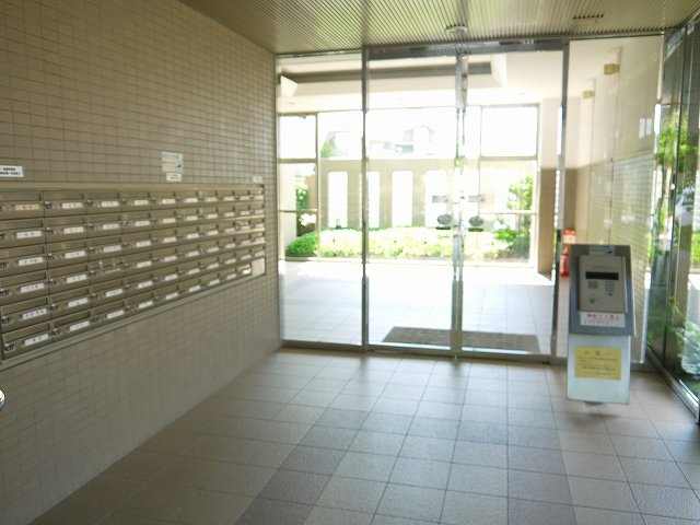 ローレルスクエア登美ヶ丘東館のエントランス|建物の内部です