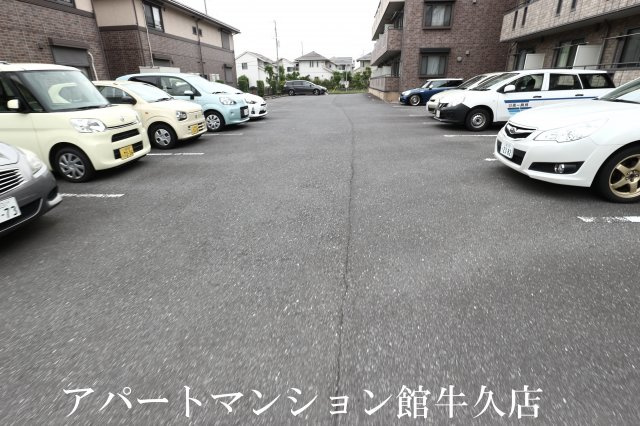 グランドセントレア888　Aの駐車場