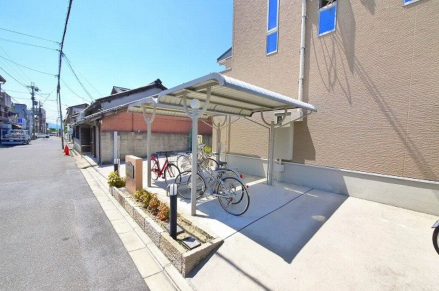 メゾン恋都のその他共用部分|屋根付きの駐輪場です