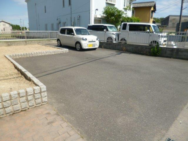 カーサトルチェBの駐車場|３台分