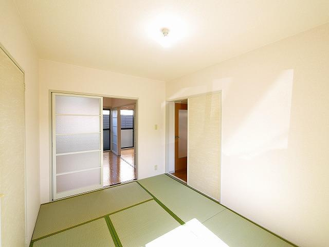 グリーンガーデンＢの和室|柔らかい畳が心地よい和室