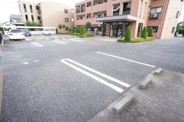 グランメゾンキャトリアの駐車場