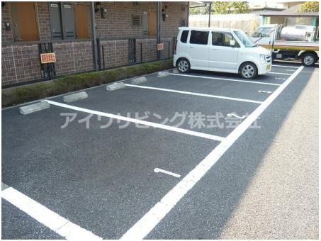 エストレージャ敷地外駐車場の外観