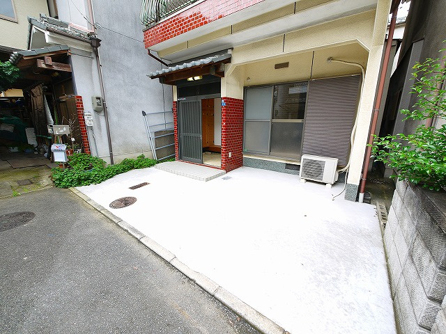 清水邸（大安寺西３丁目）の駐車場|車をお持ちの方に嬉しい駐車場付きの物件です