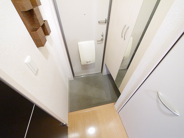 エスポワールⅠ（大森町）の玄関|収納もある玄関です