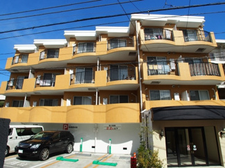 【外観】 | 南欧風の外観がオシャレ。前面に建物が無いので日差しがたっぷり入ります