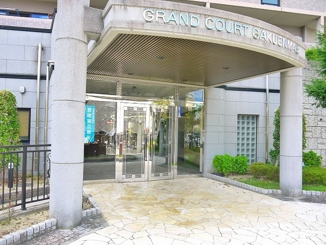 グラン・コート学園前のエントランス