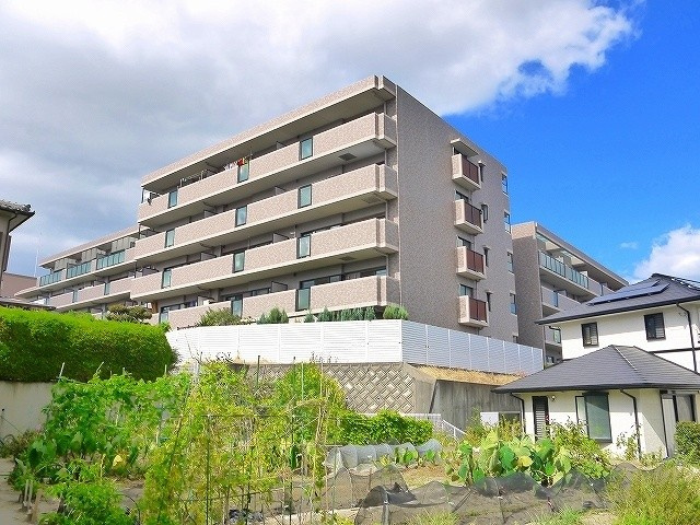 グラン・コート学園前の外観