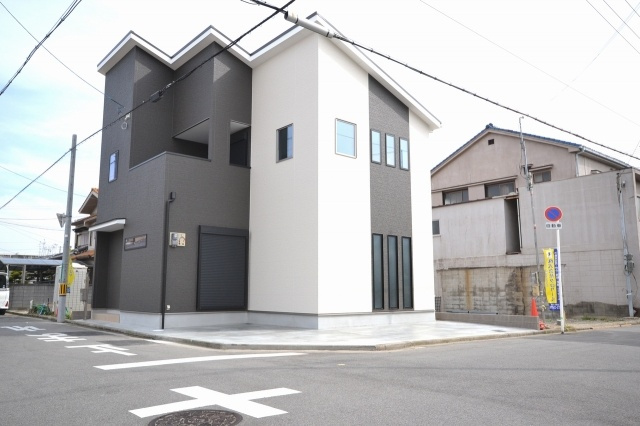 クロワールタウン出島町　堺市堺区　新築一戸建ての前面道路含む現地写真