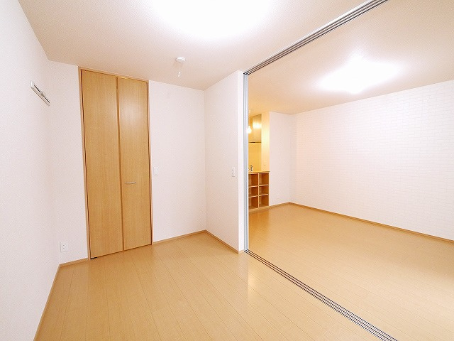 メルシーの寝室|広くて明るい寝室