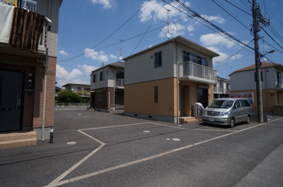 【駐車場】 | 【シャーメゾン】積水ハウス桜木戸建賃貸2C棟 | 家の前に１台停められます