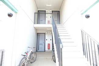 【エントランス】 | 内階段を上って左が当物件です