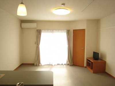 【居間・リビング】 | ノワールⅡ | 1Fはフローリング、2F以上はカーペットです。