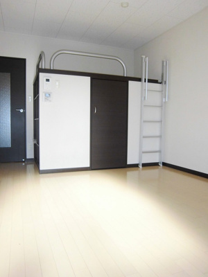 【内装】 | ウエスト | 2階はカーペット