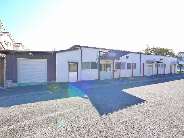 岡本倉庫・事務所の駐車場