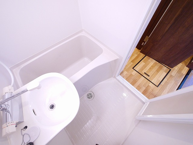 南紀寺ハイツの設備|浴室に洗面台があります