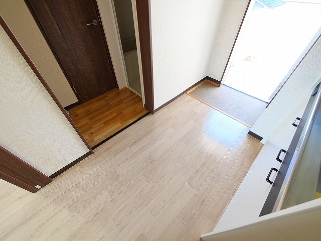 南紀寺ハイツの玄関|明るい玄関です