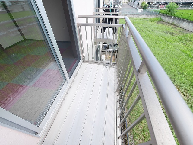 南紀寺ハイツのバルコニー|暖かな日差しのふりそそぐバルコニー