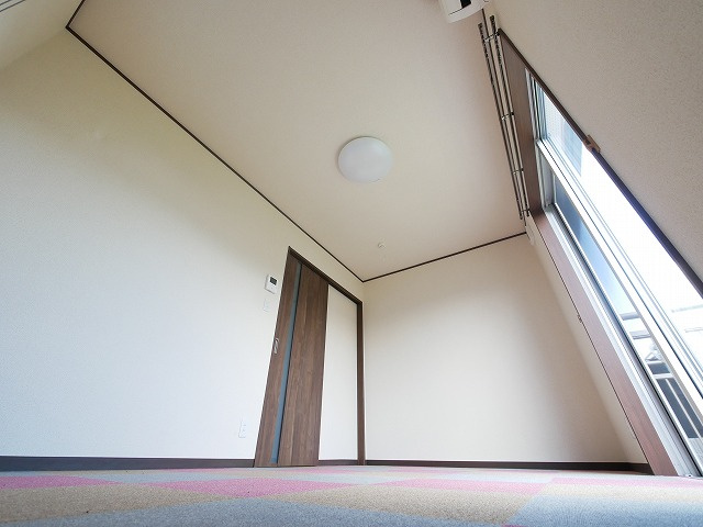 南紀寺ハイツの内装|明るい色調の室内です