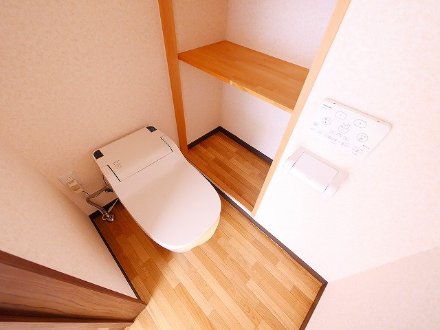 南紀寺ハイツのトイレ|落ち着いた色調のトイレです