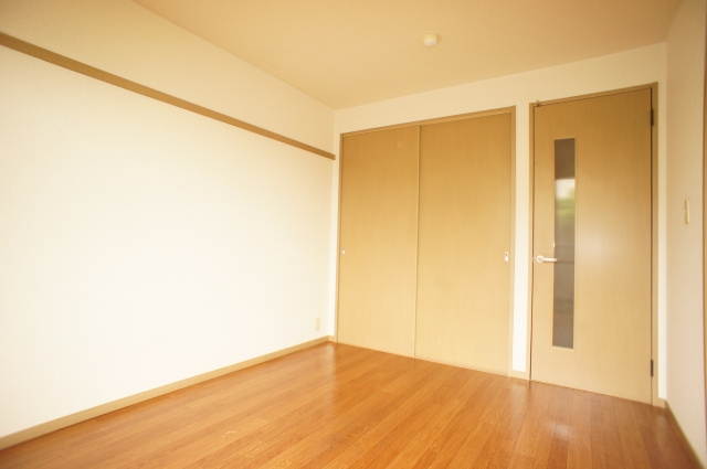 サンガーデンM'Sの洋室|便利な押し入れ付きでたっぷり収納できます♪