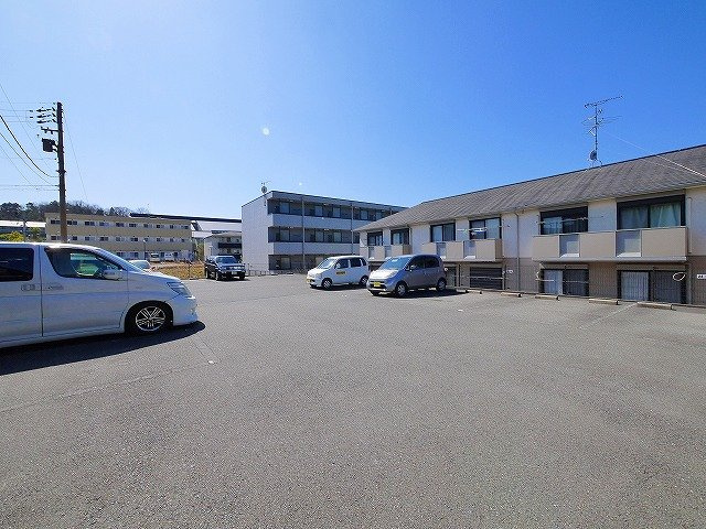 ボナール梅美台1号館の駐車場