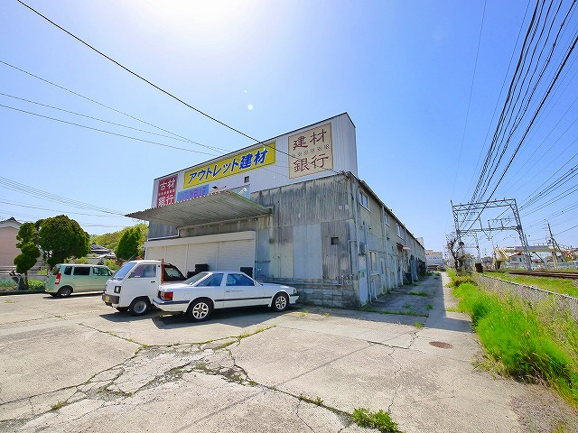 外山市場跡（倉庫）の外観