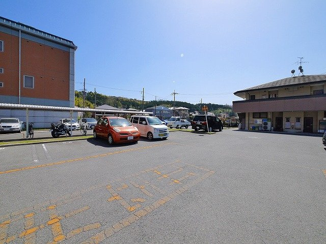 ピュアパレスＡの駐車場