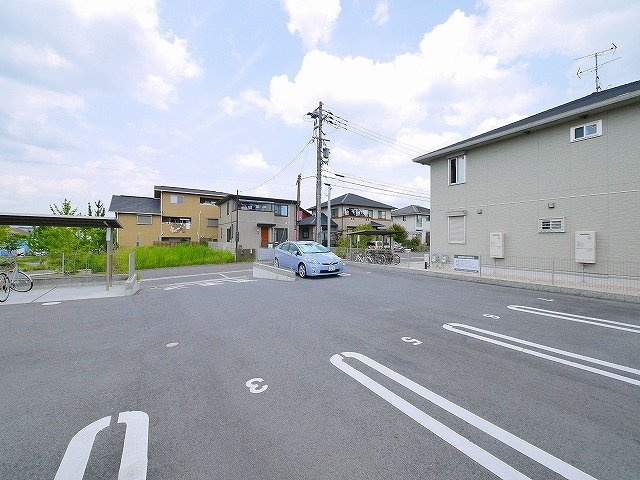 ルーナ・クレシェンテ　B棟の駐車場|駐車場があるので、車を買う予定の方も安心です