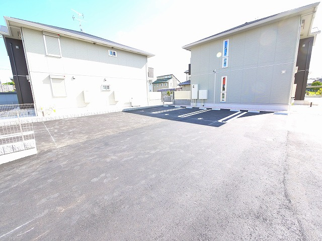 ルーナ・クレシェンテAの駐車場