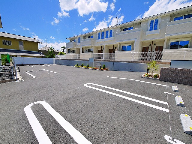 メゾン・ド・ユウの駐車場|駐車場があるので、車を買う予定の方も安心です