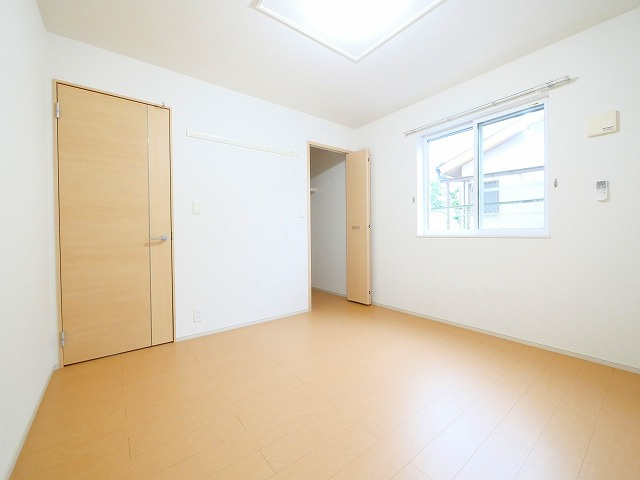 メゾン・ド・ユウの寝室|開放的な寝室です