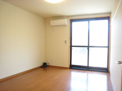 【居間・リビング】 | 西尾久 | 家具家電があるお部屋とないお部屋があります。※2階以上はカーペットとなります。
１階は掃き出し窓、２階は腰窓になります。
