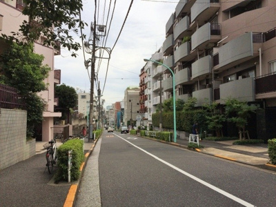 【周辺】 | エクレールコート千駄ヶ谷 | スッキリとした前面道路