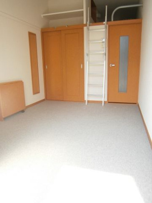 【居間・リビング】 | シモジン | ★２階のお部屋は居室の床がカーペット敷きになります
1階はフローリング、2階以上はカーペットタイプとなります。