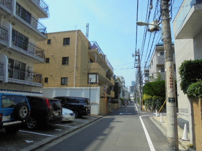 【周辺】 | ライオンズマンション原宿 | スッキリとした街並みの前面道路