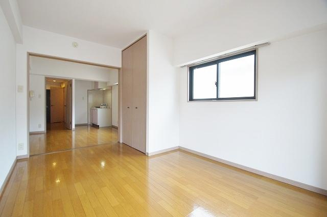 レクスタ平和の洋室|レクスタ平和（1DK）　洋室
写真は別号室タイプです