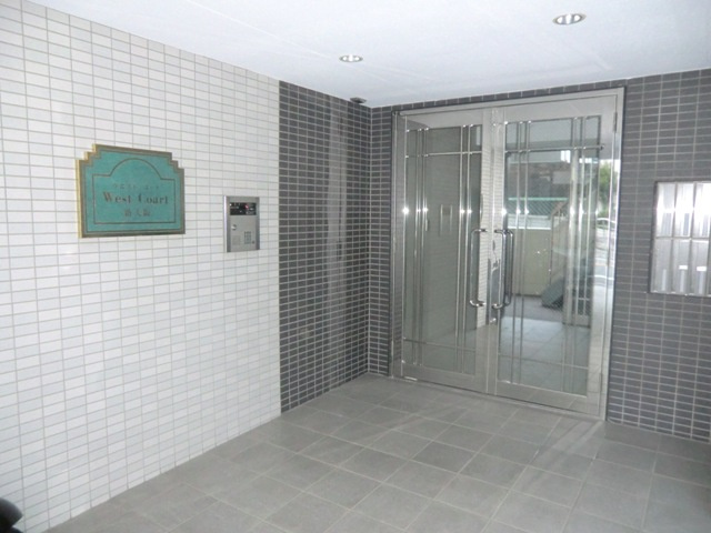 ウエストコート新大阪のエントランス