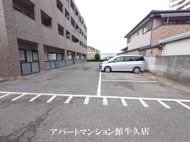モアエレガントの駐車場