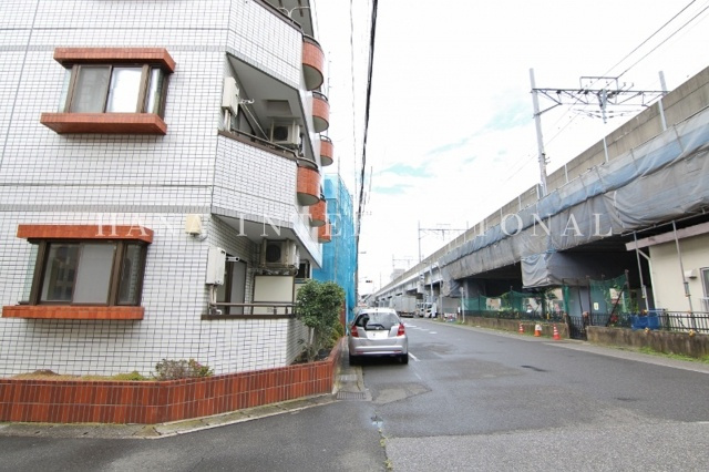 エンブレムMの周辺